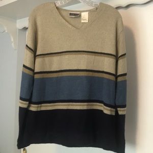 Erika & Co v-neck lightweight sweater